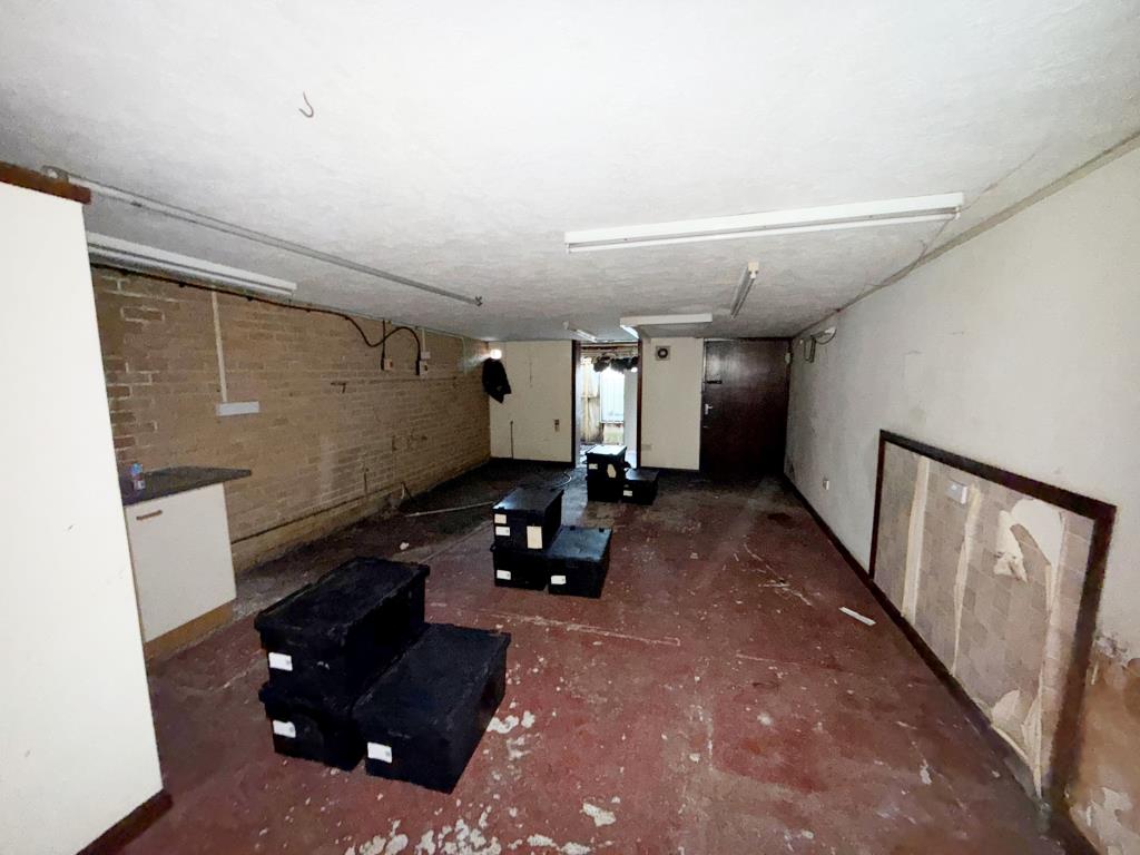 Lot: 34 - VACANT MIXED COMMERCIAL AND RESIDENTIAL PROPERTY - Rear room